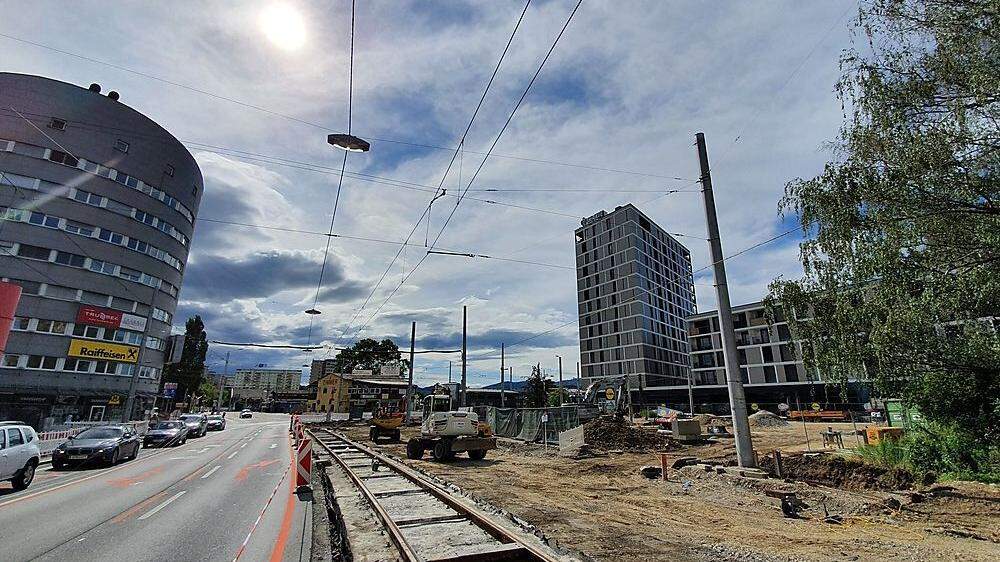Der Bertha-von-Suttner-Platz wird als wichtige Stadteinfahrt gerade umgebaut - und deutlich teurer als geplant