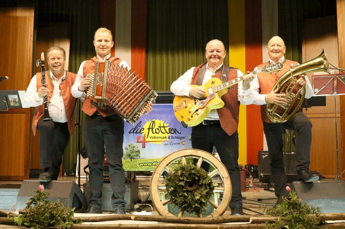 Übrigens: Die Tanzfreudigen kamen bei den „Flotten 4“ voll auf ihre Rechnung. 