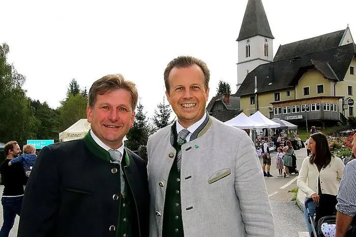 Bürgermeister Markus Prettenthaler (l. am Bild) konnte auch Landesrat Karlheinz Kornhäusl (r.) und Landtagsabgeordnete sowie Bürgermeisterin Klaudia Stroißnig und Altbürgermeister Gottfried Preßler begrüßen.