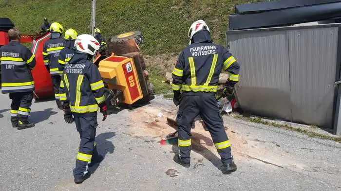 Bei Arbeiten in seinem Wald stürzte ein Weststeirer (53) mit einem Muldenkipper ab.