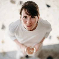 Katharina Tinnacher setzt nicht auf vordergründig-laute Fruchtaromen, sondern lässt die Herkunft sprechen.