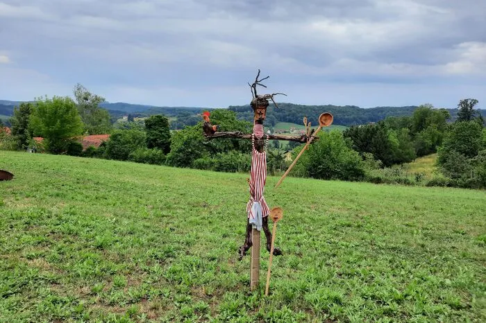 Die Kulinarik-Scheuche von Karl Ladenhaufen und Birgit Heinisch auf der Badwiese/Kulmberghof