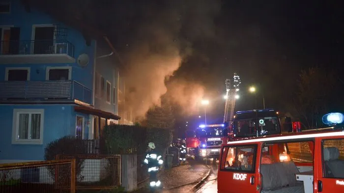 Beim Eintreffen der Feuerwehren stand die Wohnung im Erdgeschoß bereits in Vollbrand. Der Besitzer der Wohnung hatte noch vergeblich versucht, den Brand mit dem Feuerlöscher einzudämmen.