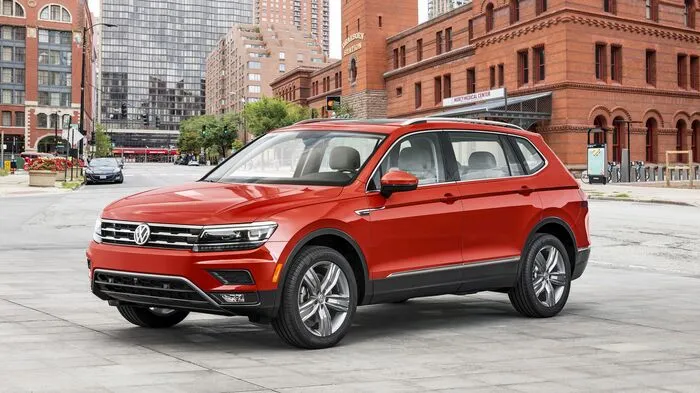 Die Langversion des VW Tiguan soll ab dem Frühsommer 2017 mit bis zu sieben Sitzen sukzessiv in den Märkten in Nordamerika, China und Europa eingeführt werden. Die Europaversion des langen Tiguan erhält den Namenszusatz „Allspace".