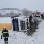 Der Lkw im verschneiten Acker zum Liegen