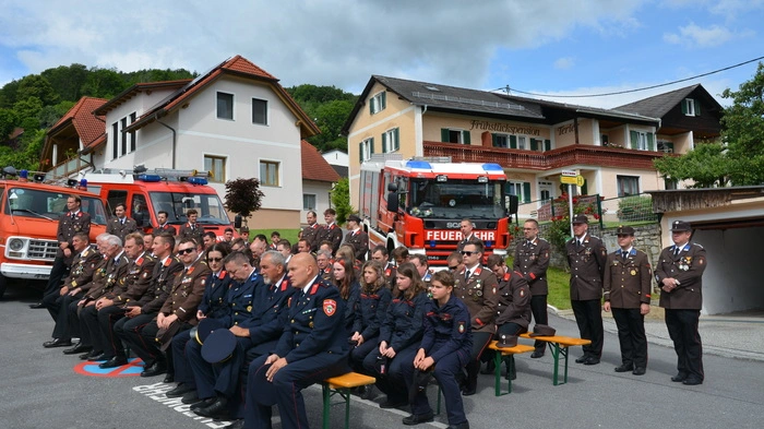 Das 100-jährige Bestehen der Freiwilligen Feuerwehr Penzendorf wurde am letzten Wochenende mit einem 2-Tages-Fest gefeiert. Nachdem am Samstag ein Dämmershoppen das Fest eröffnete, folgte am Sonntag eine heilige Messe mit anschließendem Festakt und Frühshoppen.