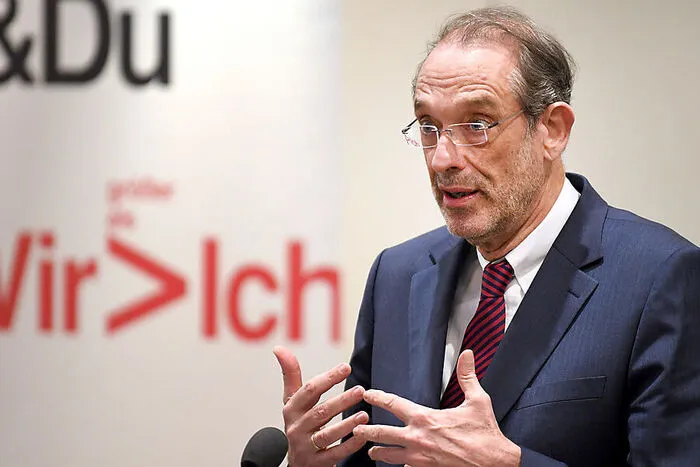 Als einer der wenigen in der Regierung hat Heinz Faßmann bereits eine normale Amtszeit vor der Corona-Periode hinter sich. Mit demselben ruhigen Pragmatismus, der bisweilen etwas stoisch wirkt, steuert er den Schul- und Universitätsdampfer durch die Krise. Nicht immer hat er die Kapitänskappe auf, etwa wenn der Kanzler ihn mit Entscheidungen gegen seinen Willen übergeht: bei den Schließungen der Schulen etwa oder der Maskenpflicht im Unterricht. Beides hatte Faßmann zuvor ausgeschlossen. Manchmal lässt er eine in der Krise gebotene Spritzigkeit vermissen, doch viele schätzen gerade seine Ruhe als Gegenpol zu der derzeit (oft zu Recht) aufgebrachten Lehrer- und Elternschaft. Dass er die Stimmen der Betroffenen anhört, hat er durch Entscheidungen wie ein Öffnen der Schulen im zweiten und dritten Lockdown für alle, die es brauchen – ohne dass sie es begründen müssen – bewiesen.