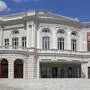Das Wiener Raimundtheater im 6. Bezirk, Mariahilf in der Wallgasse 18-20, gehört zu den  Vereinigten Bühnen Wien, ist eine Spielstätte hauptsächlich für Musicals.