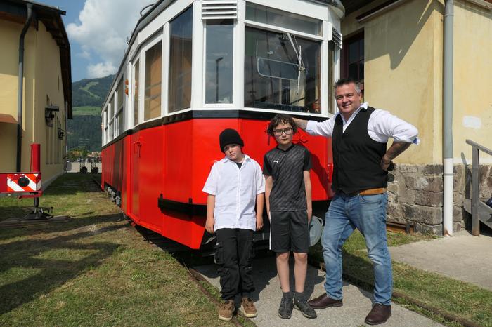Tatkräftige Unterstützung für den stolzen Neo-Straßenbahnbesitzer: Sohn Jakob Mühlmann und sein Freund Aaron Walder begleiteten Josef Mühlmann