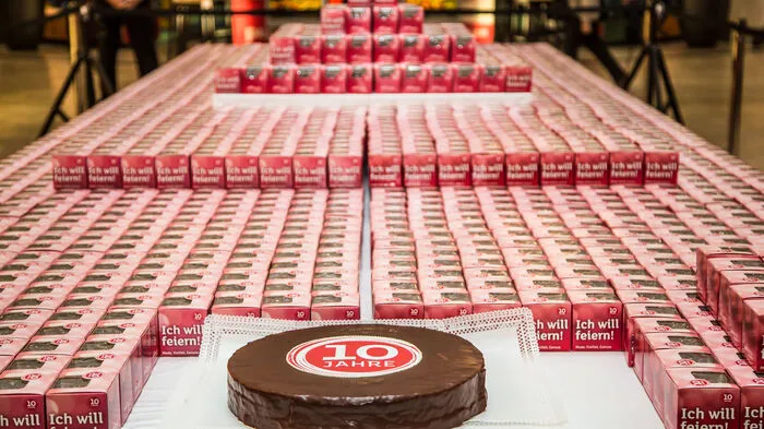 Sachertorte und Sacherwürfel stehen zum Feiern bereit.