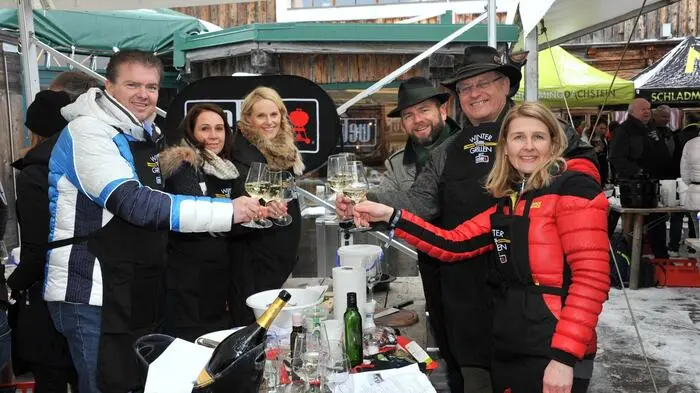 Wintergrillen Schladming 2024 Schladming Schafalm
Johann Lafer, Yulia Haybäck, Planai-Chef Georg Bliem, Schladminger Bürgermeister Hermann Trinker, Weber-Grill Österreich Geschäftsführer Daniel Ipser, Hamburger SV-Trainer Steffen Baumgart, Top-Winzer Franz Hirtzberger u. v. a.