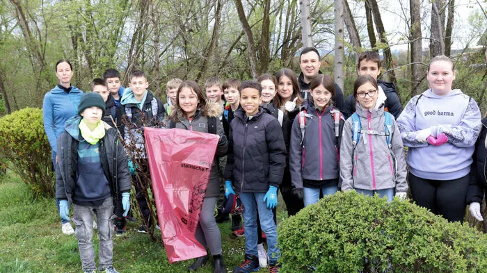 Bei perfekten Wetterbedingungen für die Umweltaktion stellten sich Aktivbürger, Kinder aller Kindergartengruppen mit Pädagoginnen, Betreuerinnen und Eltern, sowie...