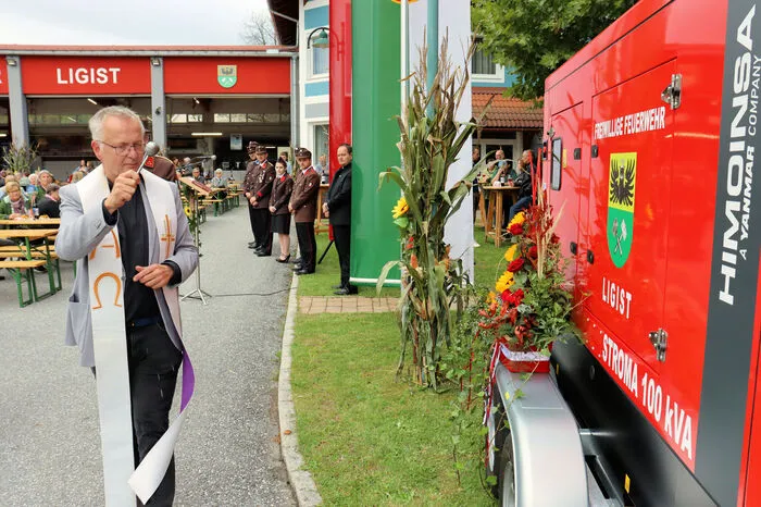 Nach der Begrüßung durch Feuerwehrkommandant Mark Wibner segnete Pfarrer Martin Trummler das neue 100-kVA-Notstromaggregat, das anschließend offiziell seiner Bestimmung übergeben wurde.