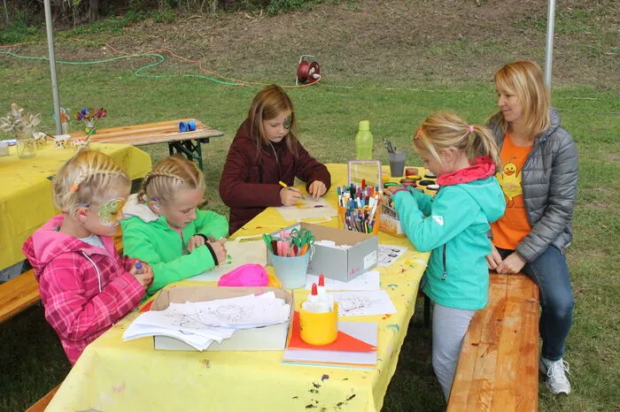 Auch ein Kinderprogramm gab es bei dem Fest. Filzen, Bilder malen, Riesenseifenblasen, Kinderschminken und Steckerlbrot backen begeisterten die Kinder.