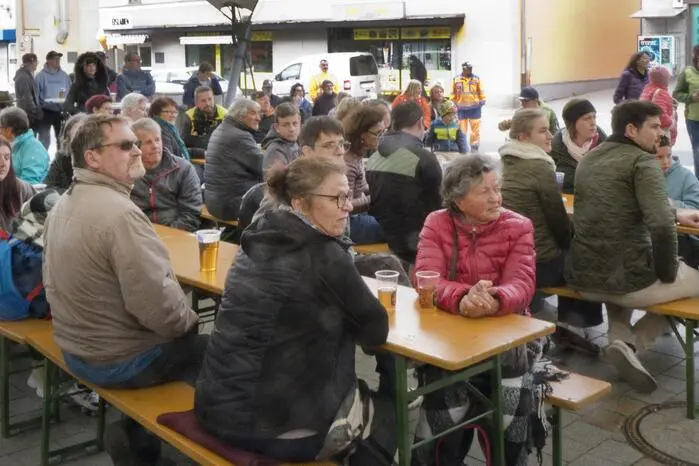 Trotz sinkender Temperaturen – diese fielen im Laufe des Nachmittags in den einstelligen Bereich – ließ sich das Publikum die gute Stimmung nicht nehmen.