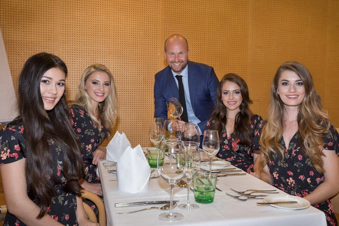 Doch neben dem Posieren vor der Kamera will auch die richtige Etikette will gelernt werden ... Christoph Hippmann mit Vize Miss Burgenland Jennifer Malits, Miss Kärnten 2017 Jasmin Wedenig, Miss Kärnten 2018 Johanna Zarka, Miss Burgenland Angelika Tuifel