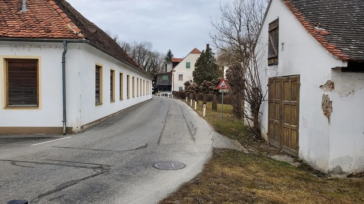 Die schmale Feistritzgasse schlängelt sich um das Anwesen der Familie Schalk herum. Man befürchtet Verkehrslawine