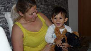 Suzana Morina mit  ihrem Sohn Granit und dem verlorenen Kuschelhund 