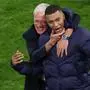 Didier Deschamps und Kylian Mbappé | TOPSHOT - France's head coach Didier Deschamps and France's forward #10 Kylian Mbappe celebrate after winning the UEFA Euro 2024 quarter-final football match between Portugal and France at the Volksparkstadion in Hamburg on July 5, 2024. (Photo by Ronny HARTMANN / AFP)
