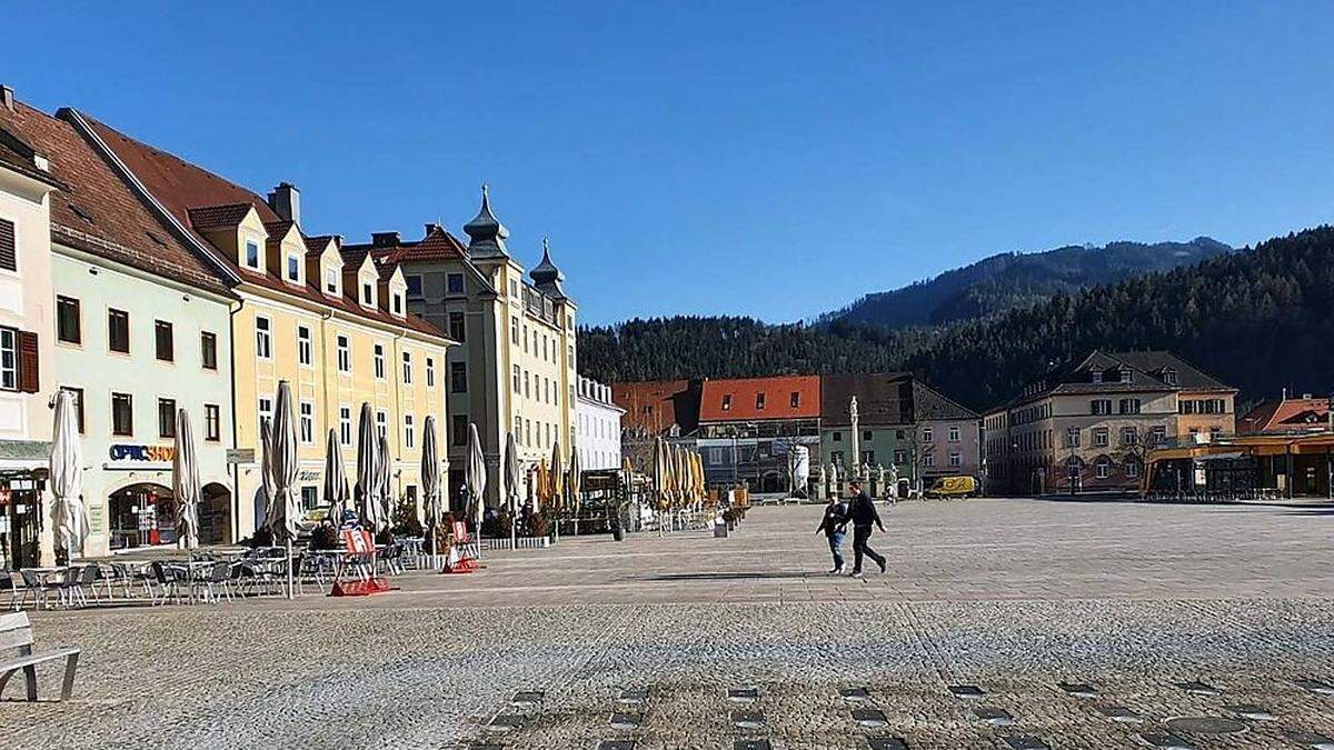 Menschengruppen sieht man derzeit auf dem Brucker Hauptplatz keine