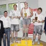 LIM Anton Rieder (r.), Stephan Holzer (Ausbildungsleiter BAUAkademie, 2.v.l.) und BAUAkademie-Obmann Peter Huter (l.) gratulierten Sieger Daniel Indrist, Johannes Harlander (2. Platz) und Sandro Hackl (3. Platz)