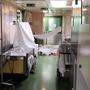 Eine Patientin liegt im Wiener AKH auf einem Matratzenlager am Gangboden 