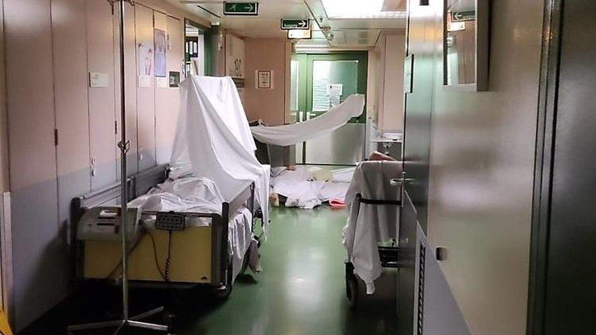 Eine Patientin liegt im Wiener AKH auf einem Matratzenlager am Gangboden 
