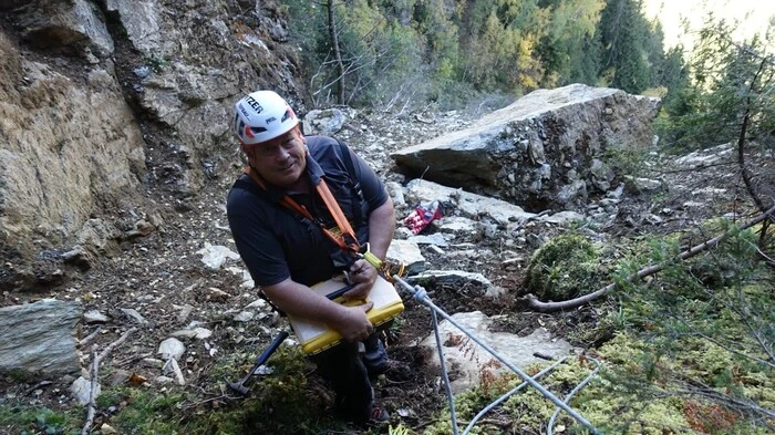 Sprengmeister Kurt Pitzer in der steilen Felswand