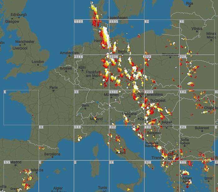 Über ganz Europa verteilt gab es am Feiertag viele Gewitter, wie diese Blitzkarte zeigt