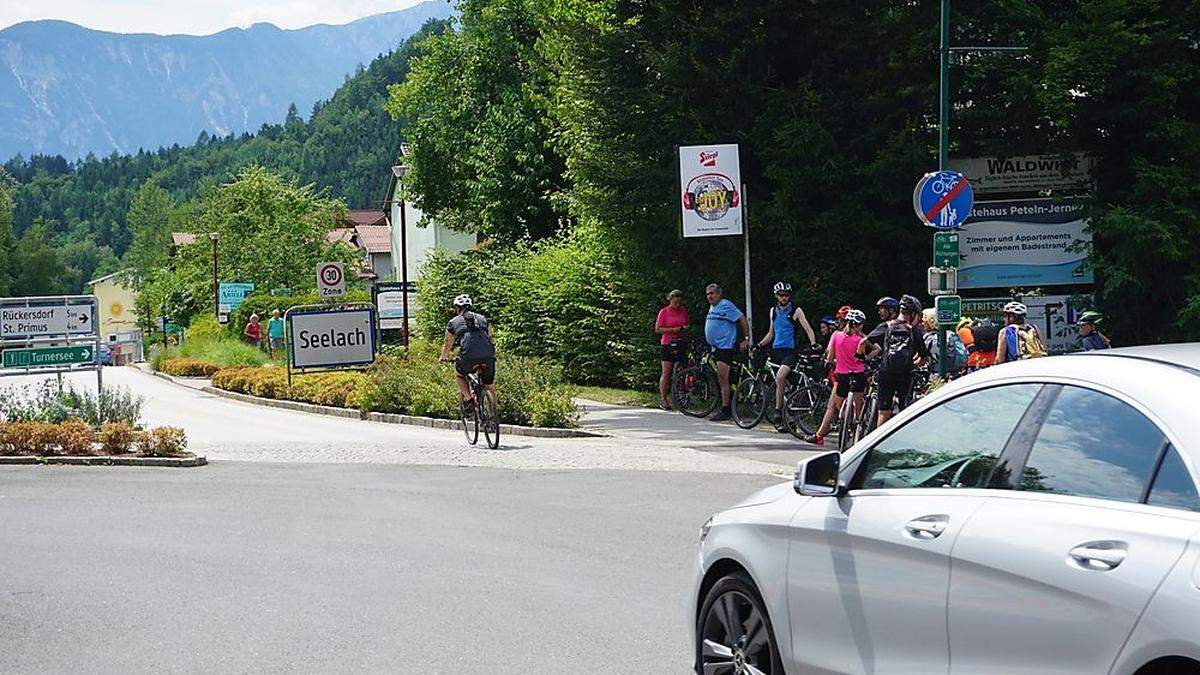 Der Kreisverkehr im Zentrum Seelach, wo der Radweg endet 