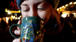Glühwein und Punsch gehören zum Adventmarkt