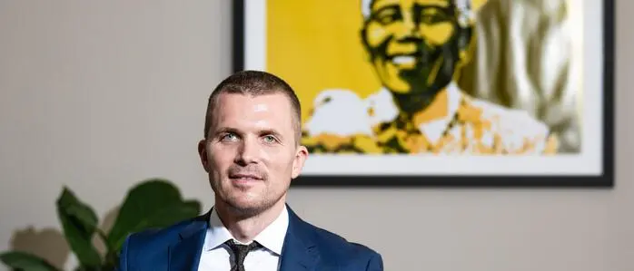 Vorbild mit Botschaft: Gstöttner in seinem Büro mit einem Pop-Art-Bild von Nelson Mandela