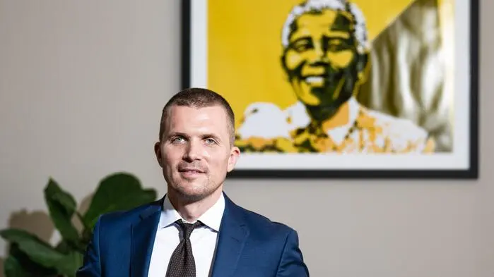 Vorbild mit Botschaft: Gstöttner in seinem Büro mit einem Pop-Art-Bild von Nelson Mandela