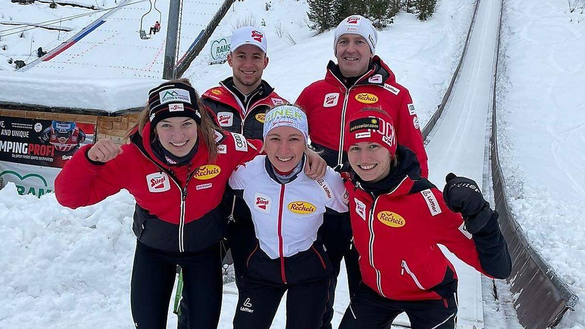 Lisa Hirner, Eva Hubinger und Annalena Slamik stehen in der Ramsau am Start. Betreuer: Philipp Kreuzer und Bernhard Aicher