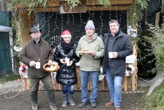 Den Glühwein als Getränk bevorzugten bei den kühlen Temperaturen unter anderen Bürgermeister Günter Kernle (rechts), Bankdirektor Herbert Marktl sowie Eierbauer Adolf Pirker.  