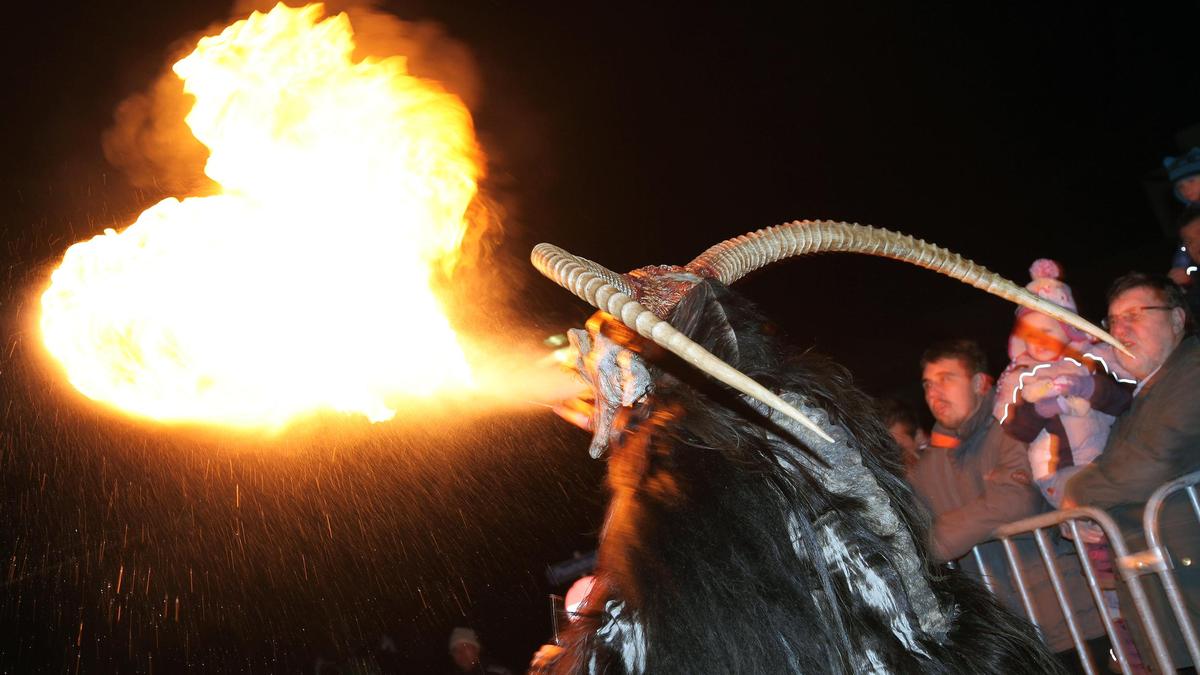 Bei den Umzügen darf auch die eine oder andere Feuershow nicht fehlen 