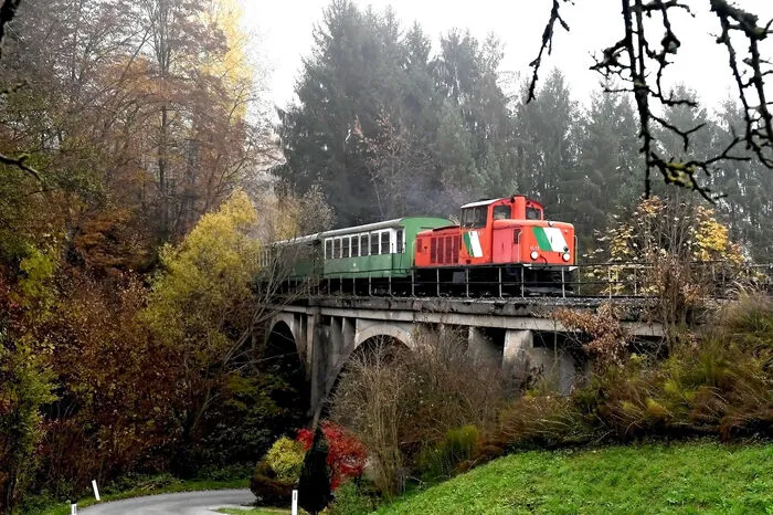 Der Zug wurde diesmal von zwei Dieselloks gezogen, eine am vorderen und eine am hinteren Ende der Waggons.