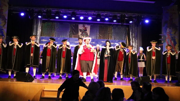 Um es gleich vorweg zu nehmen: Unter Obmann Maximilian Elleberger-Märker, Moderator „Dietrich der II. Freiherr von Kraig zu Frauenstein“, Christian Schmied und Birgit I., Burgfrau von Kraig zu Frauenstein (Birgit Auswarth), wird auch im vierzehnten Jahr des Bestehens beste Faschingsunterhaltung geboten.