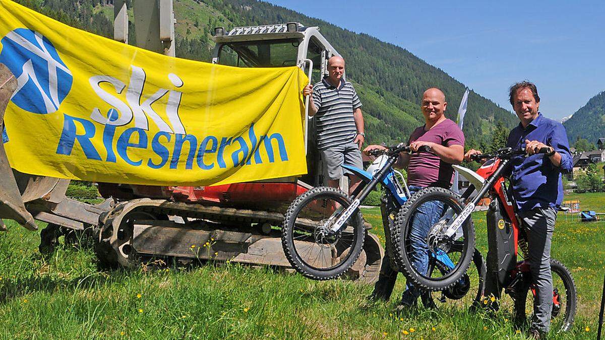 Erdbauer Johannes Reith, Koordinator Christoph Prüller von Sport Scherz und Erwin Petz von den Riesneralm Bergbahnen (von links)