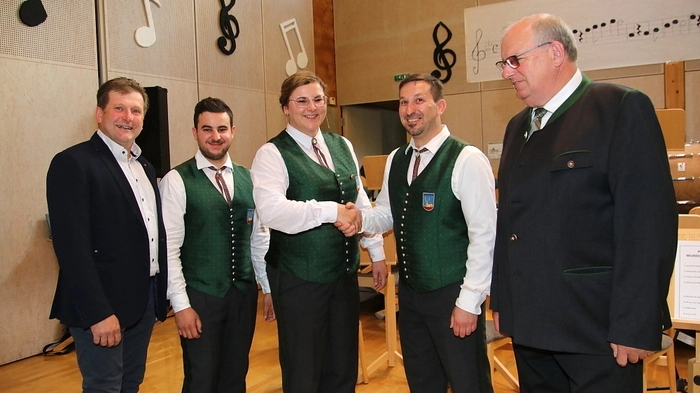 Im Rahmen des Wunschkonzertes wurde der neue Obmann der Ortsmusikkapelle Stefan Hiebl dem Publikum vorgestellt. Die bisherige Obfrau Julia Schmolli zog es der Liebe wegen nach Kärnten.