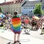 Nadja Regenfelder (hier bei der Regenbogenparade) möchte nicht von vorne abgebildet werden. 