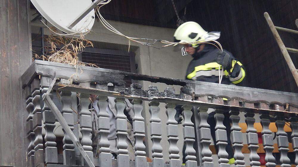 Die Feuerwehr entfernte den angebrannten Balkon