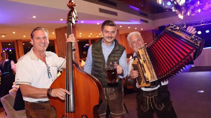 Musikalisch sorgte am Anfang das Duo M.O.S "Musik ohne Strom" mit Hans Jörg Maurer (Kontrabass) und Hannes Trampitsch (Steirische Harmonika) für Stimmung bei der Weißwurstparty!