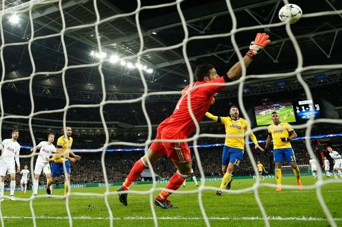 Glück für Juve, Kanes Kopfball landet an der Stange