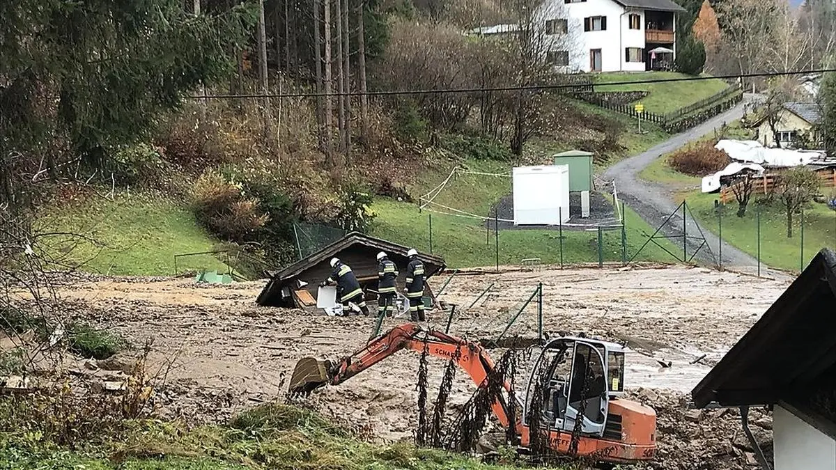 Mit Baggern wurde versucht, das Wasser zu lenken, um die Häuser zu sichern. Auch das Zielhaus der Rodelbahn wurde von der Schlammlawine mitgerissen