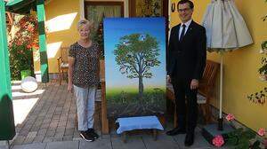 Die Künstlerin Roswitha Gruber und Bürgermeister Stefan Hofer mit dem Jubiläumsbild