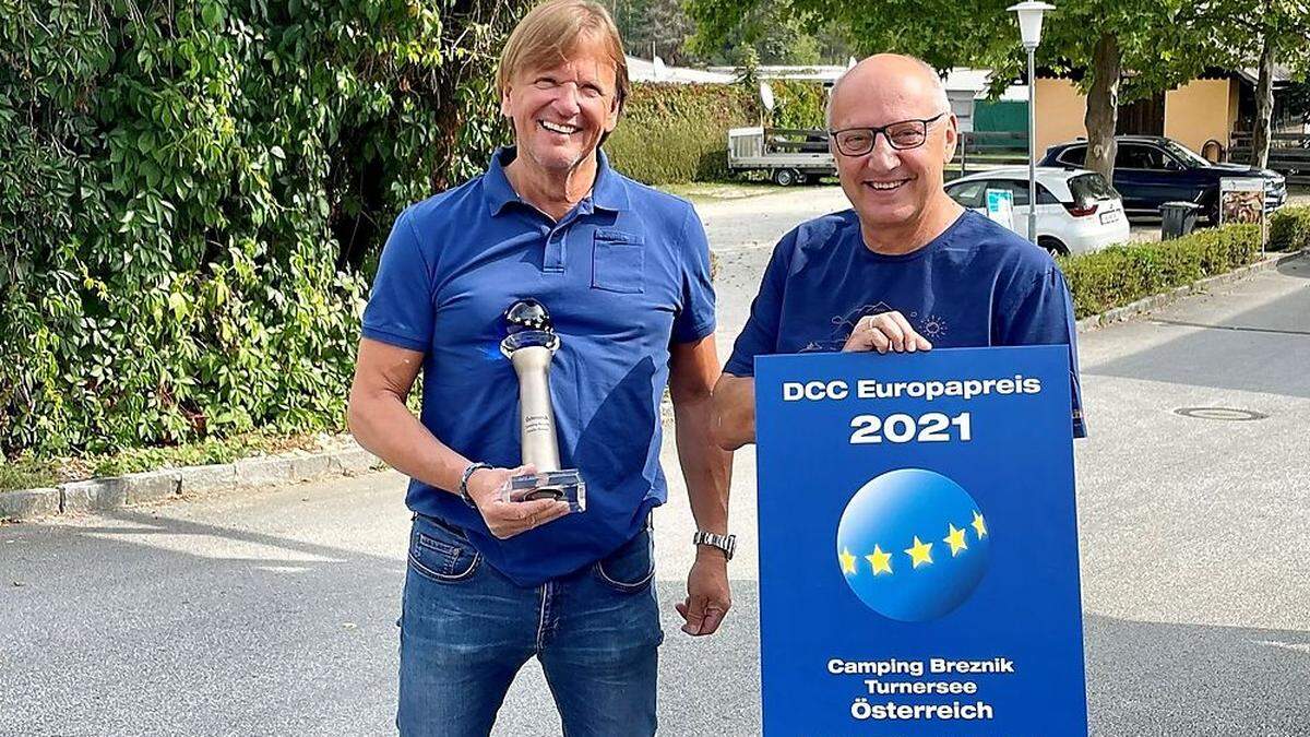 Stefan Breznik und Gerhard Primožič-Breznik mit der Siegertrophäe