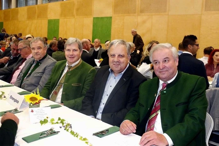Prominente Gäste, wie Landtagsabgeordneter Hubert Lang und Bezirkshauptmann Max Wiesenhofer oder Architekt Hans-Peter Sperl...