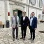 Patrick Sax (r.) tritt aus beruflichen Gründen zurück, Thomas Gangl-Saje (l.) kommt wieder in den Gemeinderat. Neos-Landessprecher Niko Swatek (Mitte) bekräftigt den eingeschlagenen Weg der Erneuerung