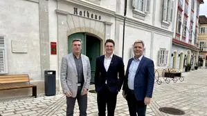 Patrick Sax (r.) tritt aus beruflichen Gründen zurück, Thomas Gangl-Saje (l.) kommt wieder in den Gemeinderat. Neos-Landessprecher Niko Swatek (Mitte) bekräftigt den eingeschlagenen Weg der Erneuerung